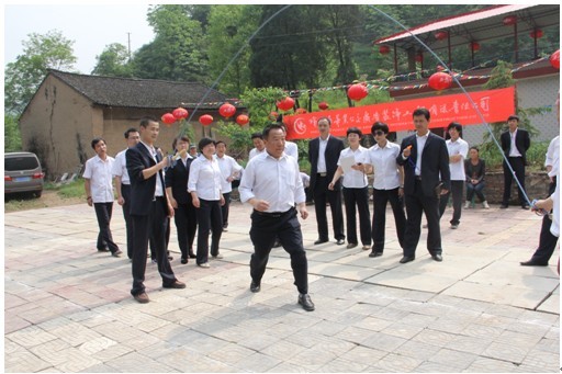 广告公司开展庆“五四”踏青游艺活动