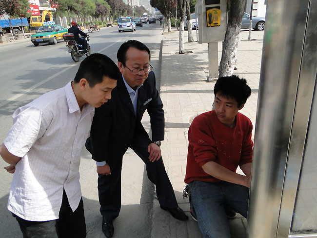 清姜路东新公交候车亭建成投用