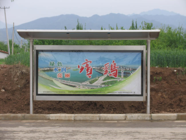 高新大道东段公交候车亭主体建设完工