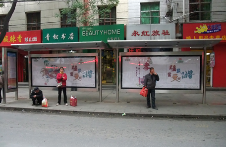 老车站公交候车亭建成投入使用