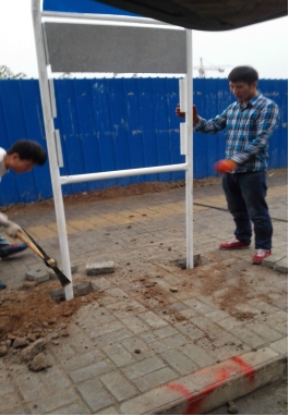 广告公司：全力以赴做好25路新线站杆铺设