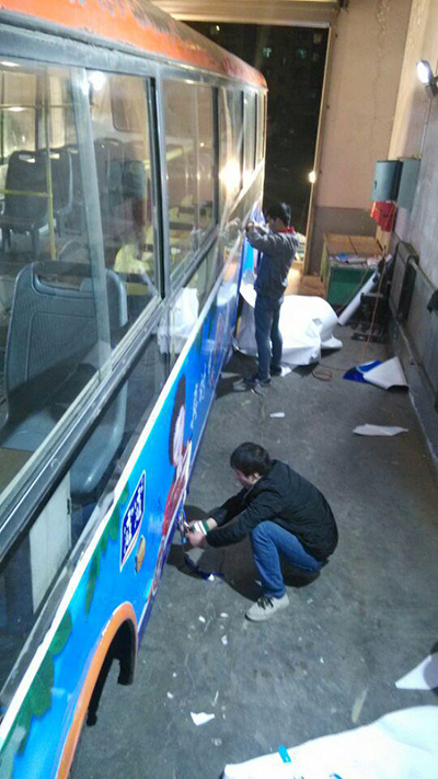 制作部全力以赴精心施工完成广告制作