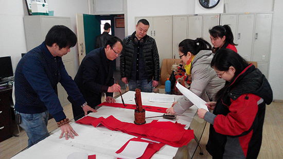 公司经理热心为职工写春联送祝福