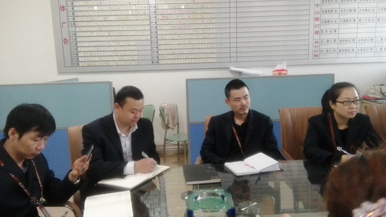 华业公交广告公司召开修改新版广告发布合同的会议