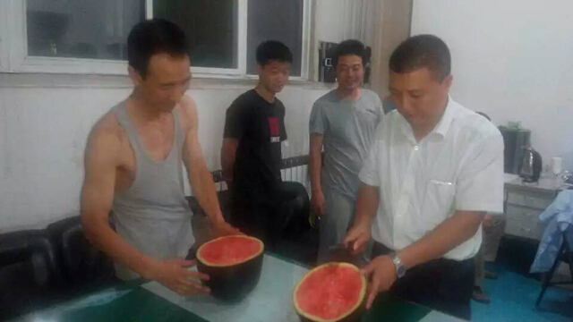 广告公司：领导慰问制作一线工人