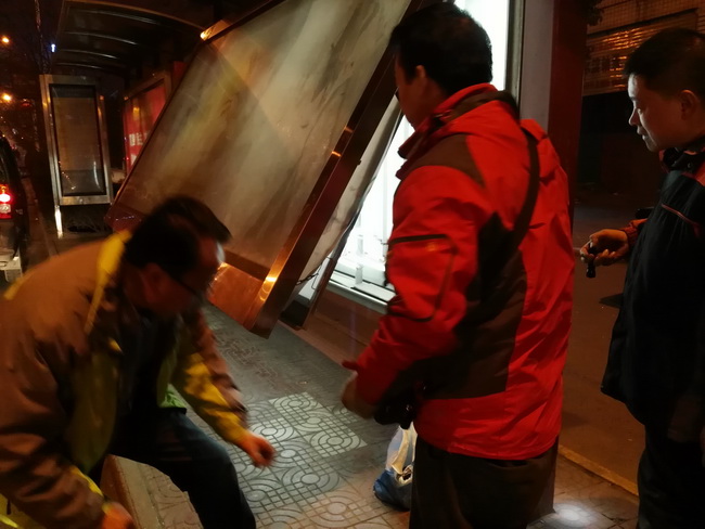 广告公司领导深入一线，确保“亮丽”春节