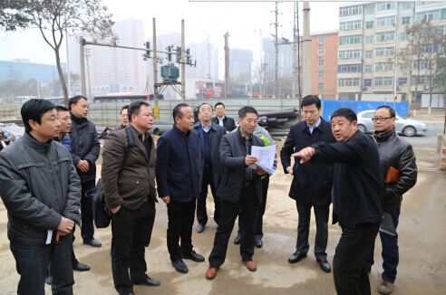 市委书记钱引安、市住建局局长张长生现场指导电子导向牌...