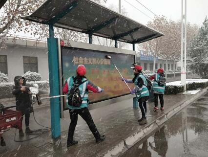 保洁候车亭 我们在行动